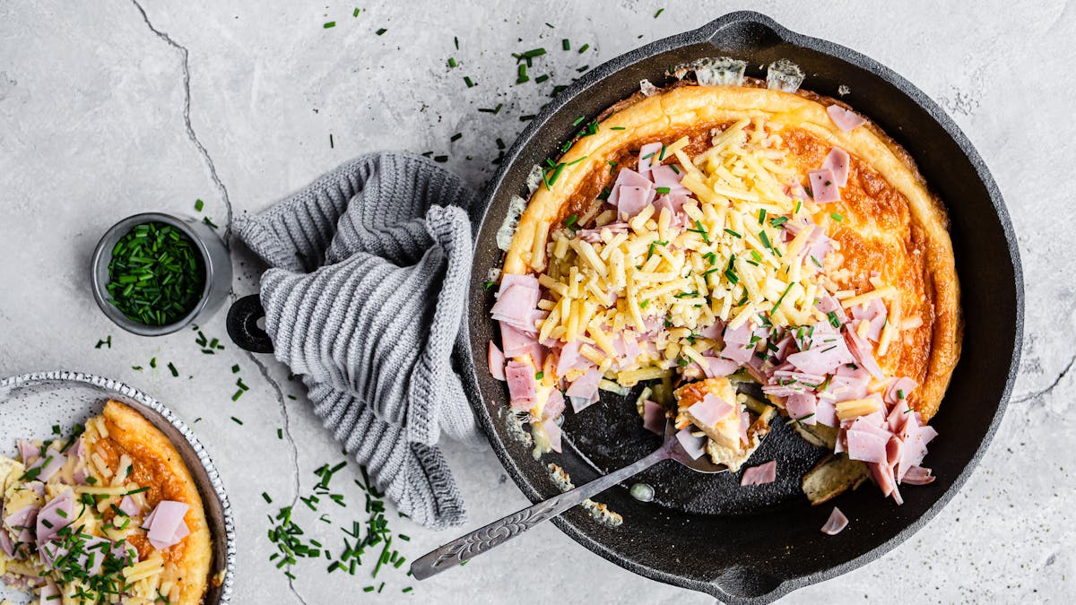 Cazuela alemana alta en proteína con jamón y cheddar