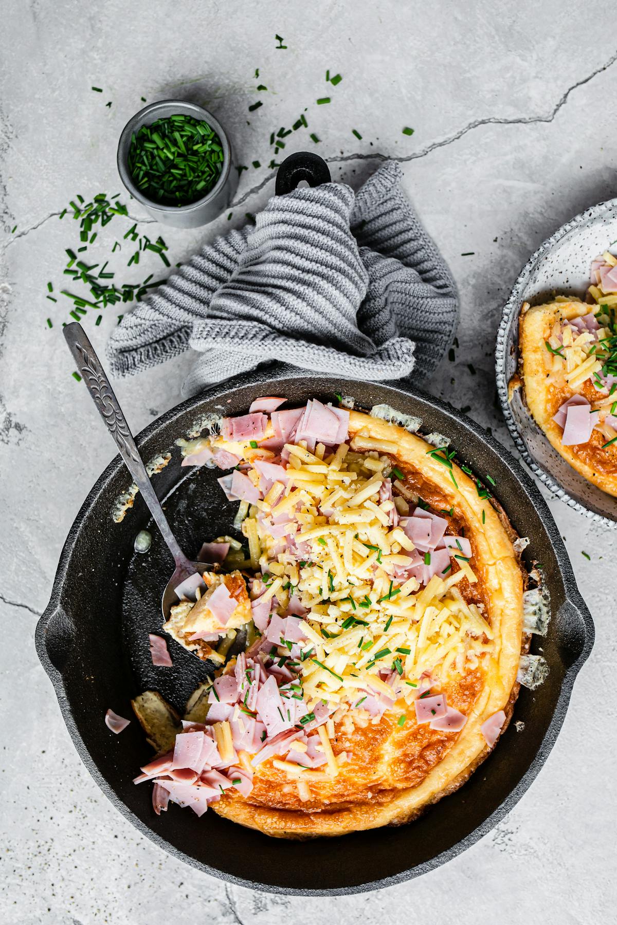 Cazuela alemana alta en proteína con jamón y cheddar