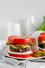 Hamburguesa keto con pan de tomate