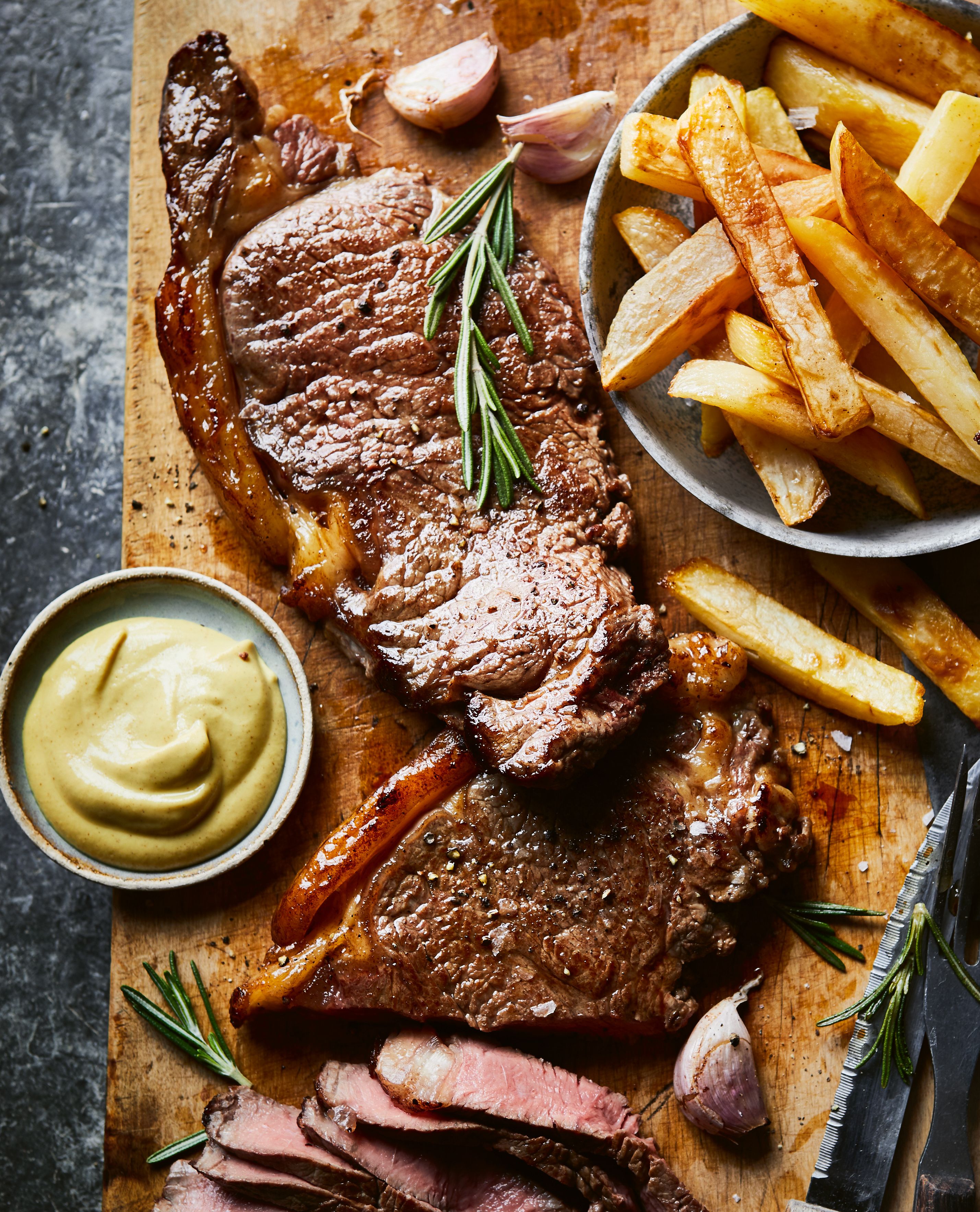 Filete de ternera, chips de ajo y mantequilla de romero