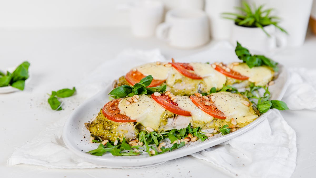 Pescado keto asado al estilo Caprese