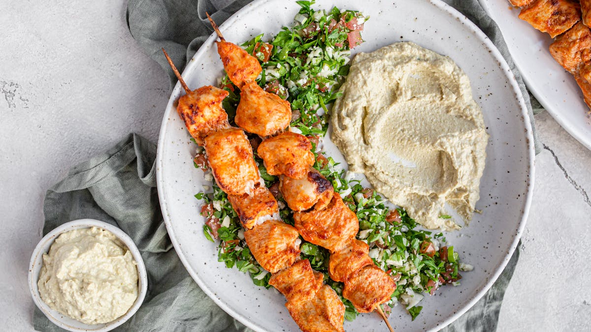 Brochetas de pollo con tabulé low carb y hummus