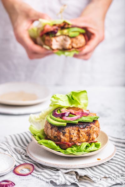 Hamburguesas de pollo, bacon y aguacate sin pan