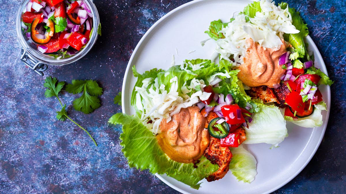 Tacos de pescado y lechuga con salsa remoulade