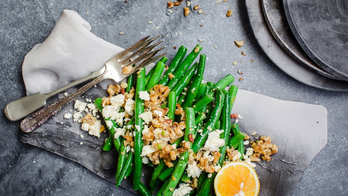 Judías verdes con crumble de nueces y queso feta