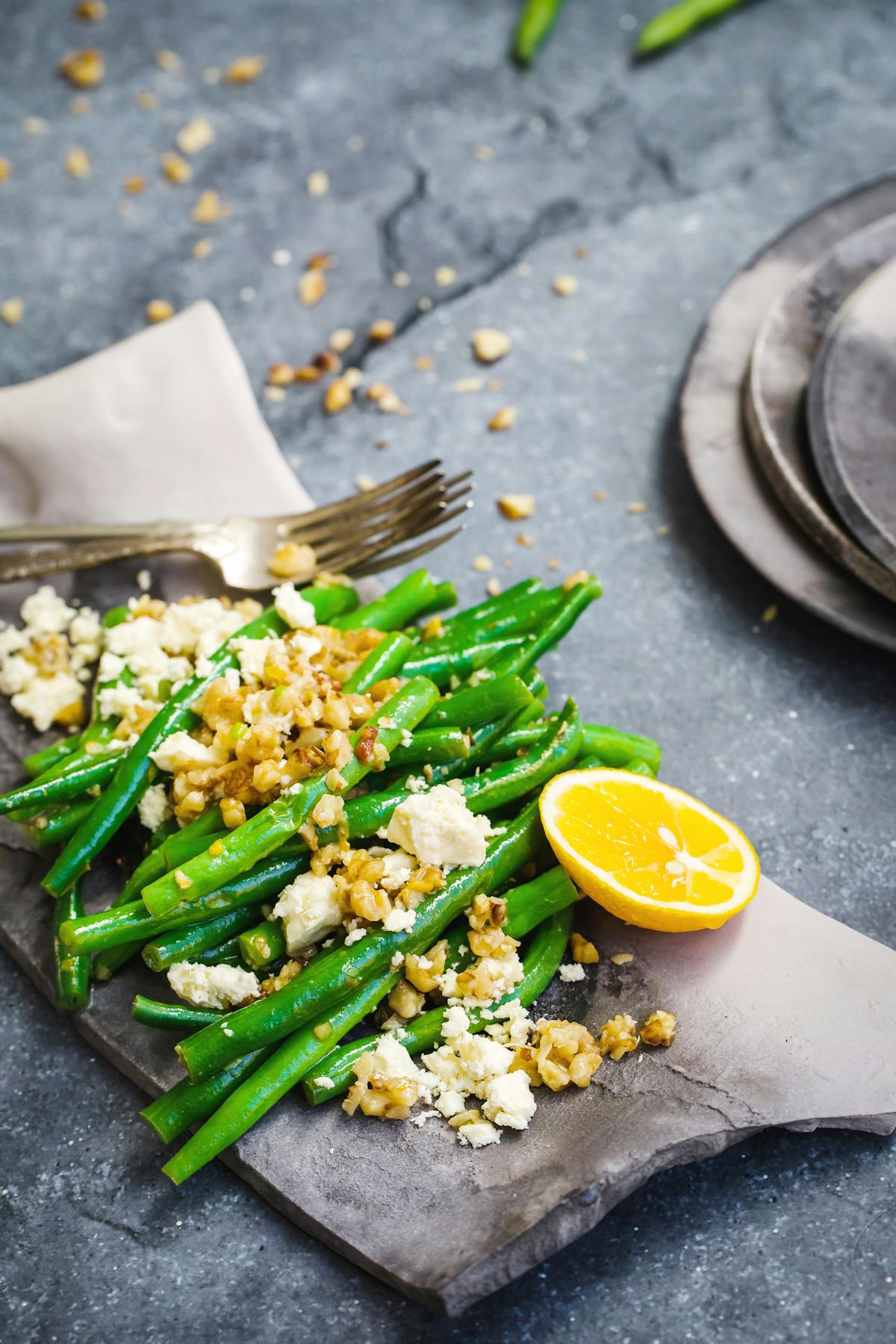 Judías verdes con crumble de nueces y queso feta