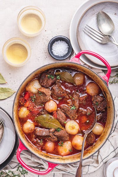 Stifado (estofado griego de carne y cebollas)