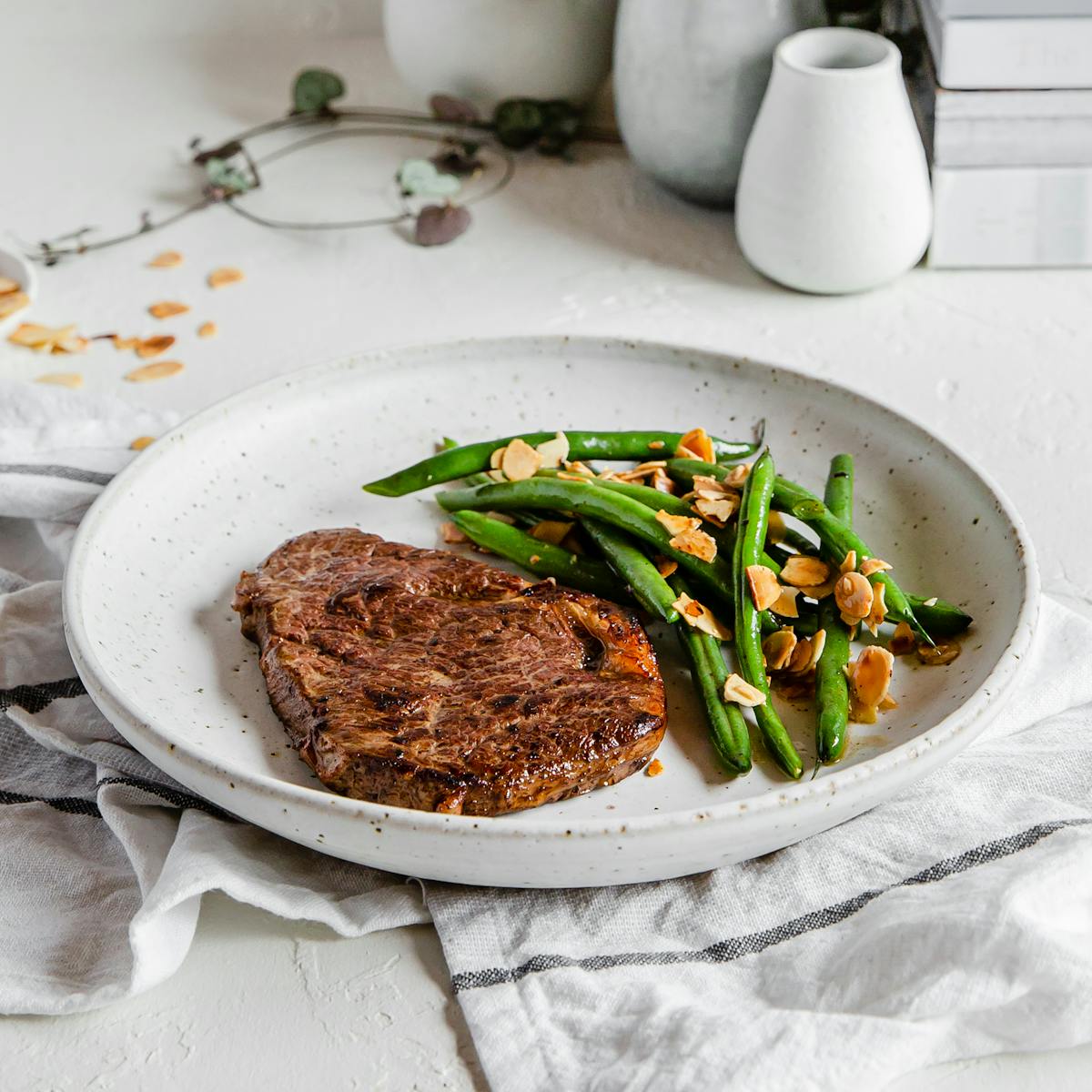 Filete de ternera con judías verdes fritas y almendras