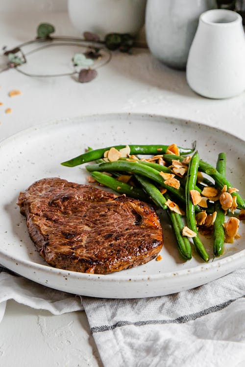 Filete de ternera con judías verdes fritas y almendras