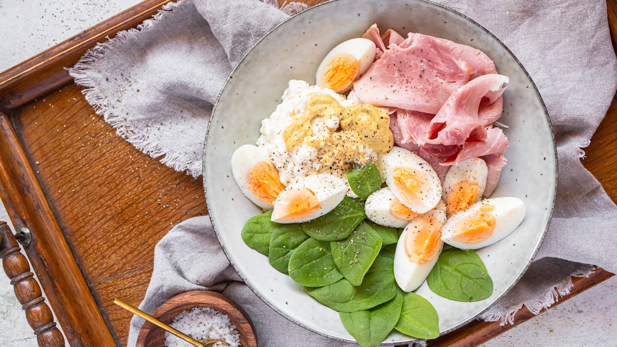 Bol de desayuno keto alto en proteínas