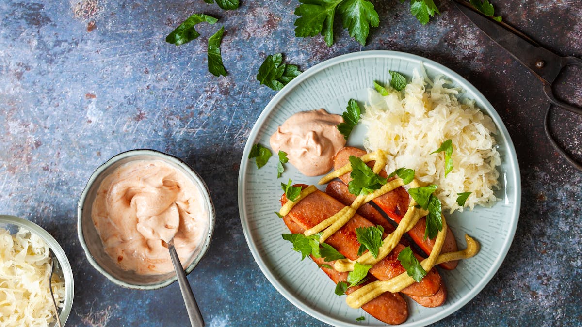Salchicha alta en proteínas con chucrut mostaza