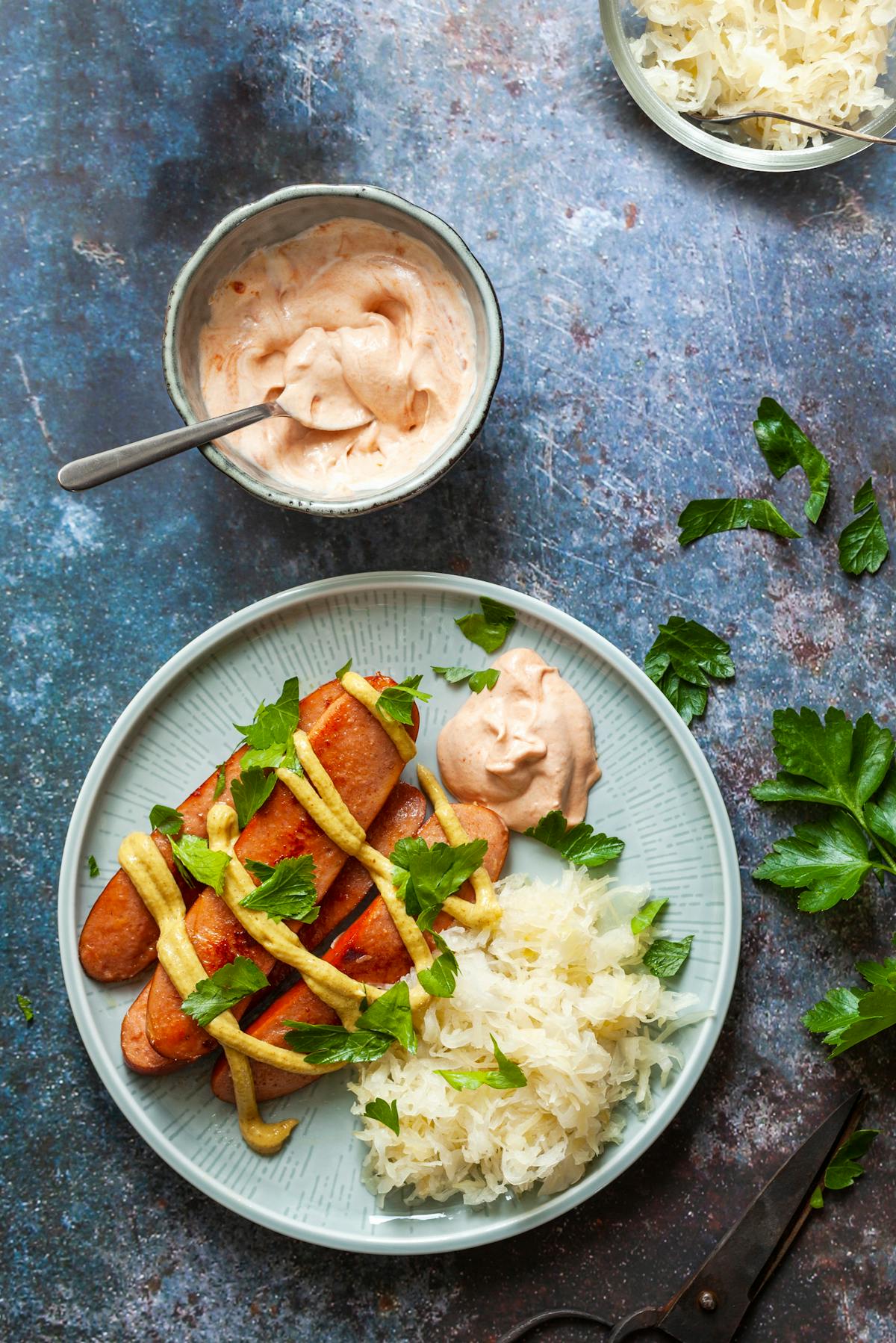 Salchicha alta en proteínas con chucrut y mostaza