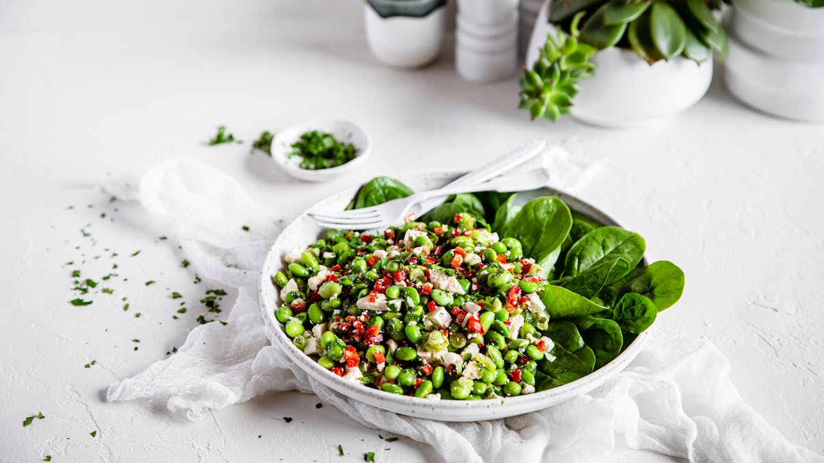 Plato vegetariano alto en proteína con edamame y queso feta