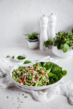 Plato vegetariano alto en proteína con edamame y queso feta