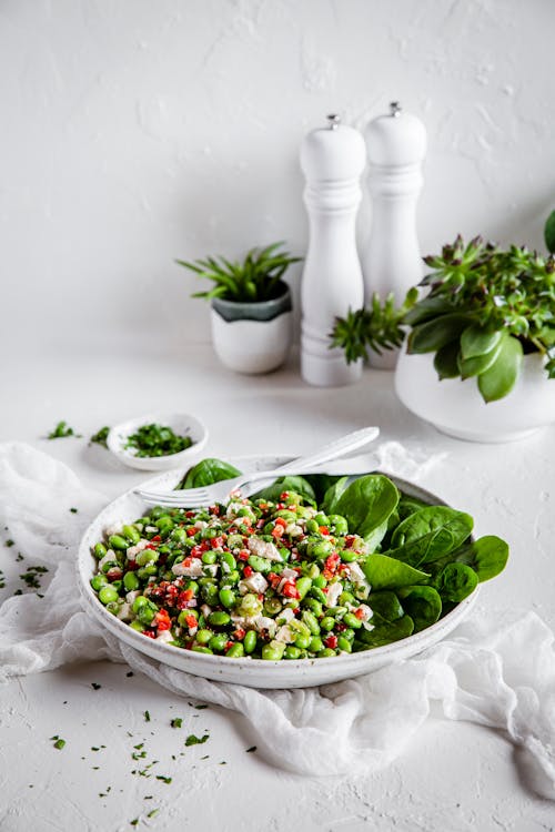 Plato vegetariano alto en proteína con edamame y queso feta