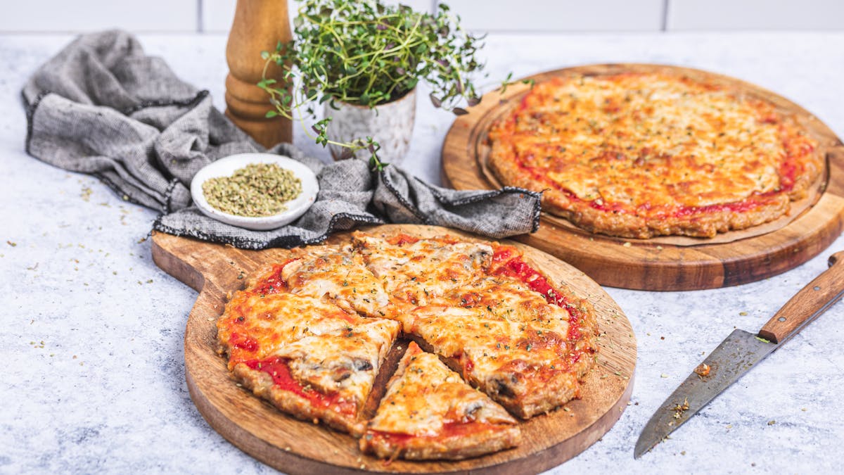 Meatza con doble de queso y champiñones