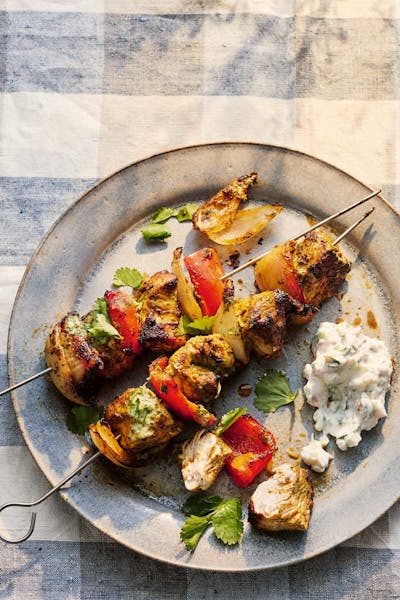 Souvlaki de pollo con salsa de yogur