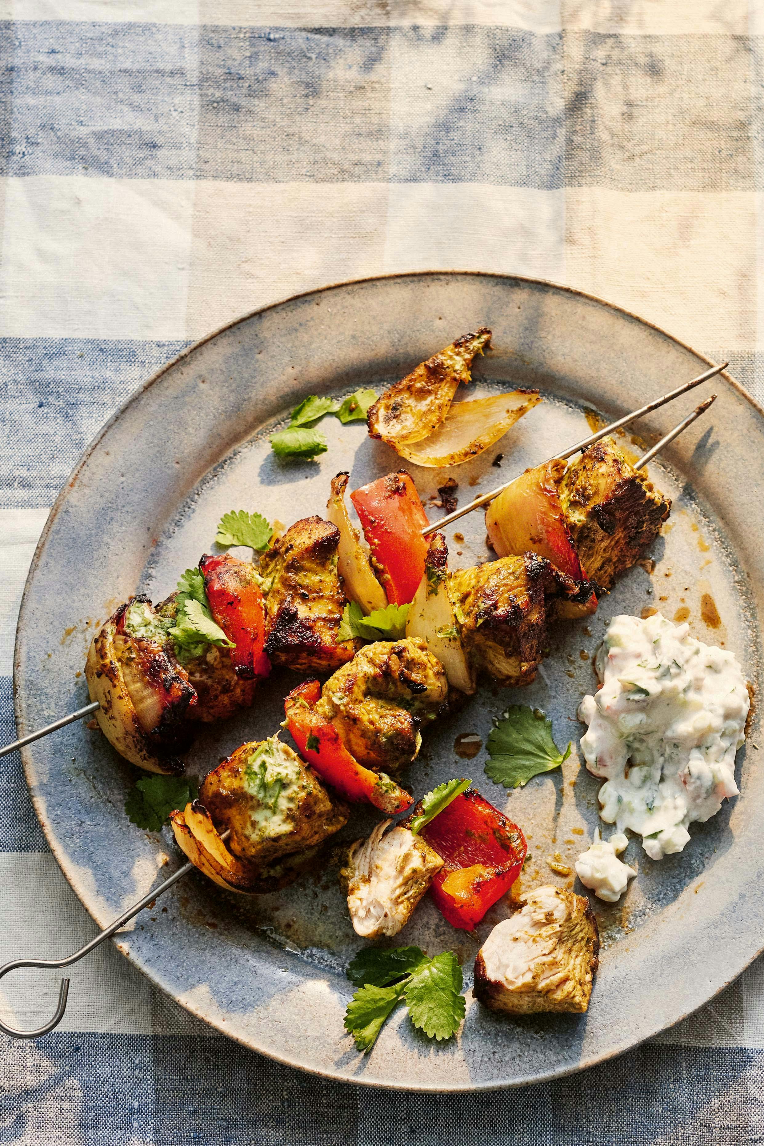 Souvlaki de pollo con salsa de yogur - Diet Doctor