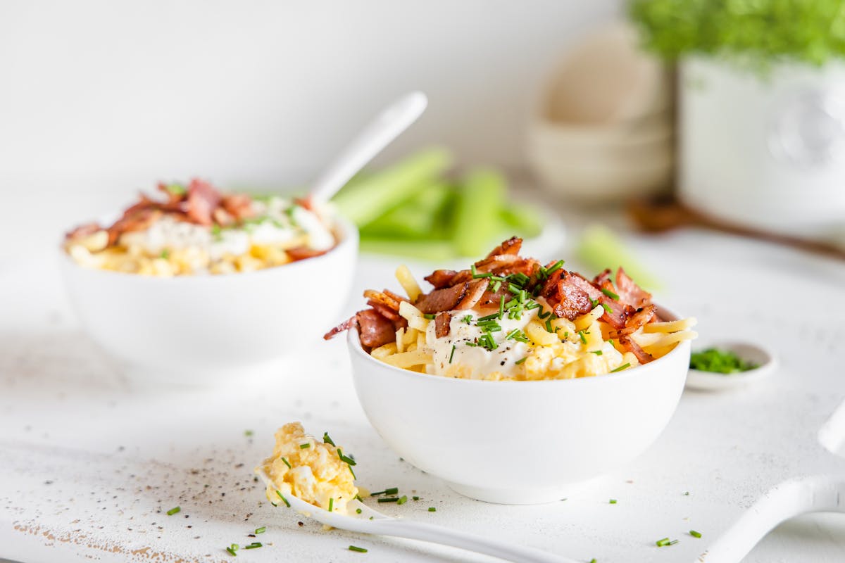 Bol de desayuno con huevo y bacon