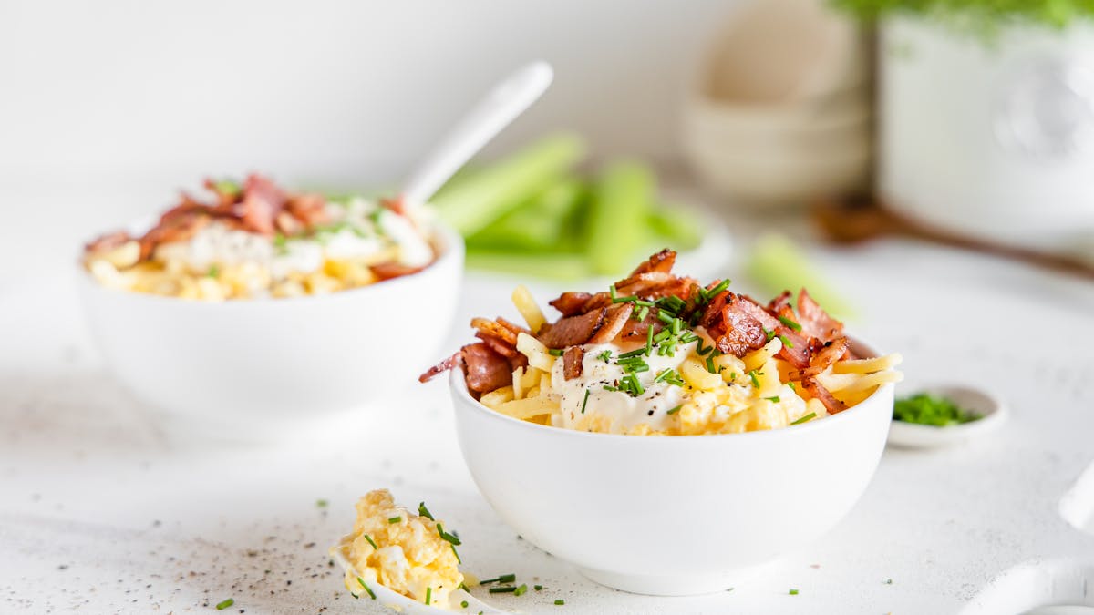 Bol de desayuno con huevo y bacon