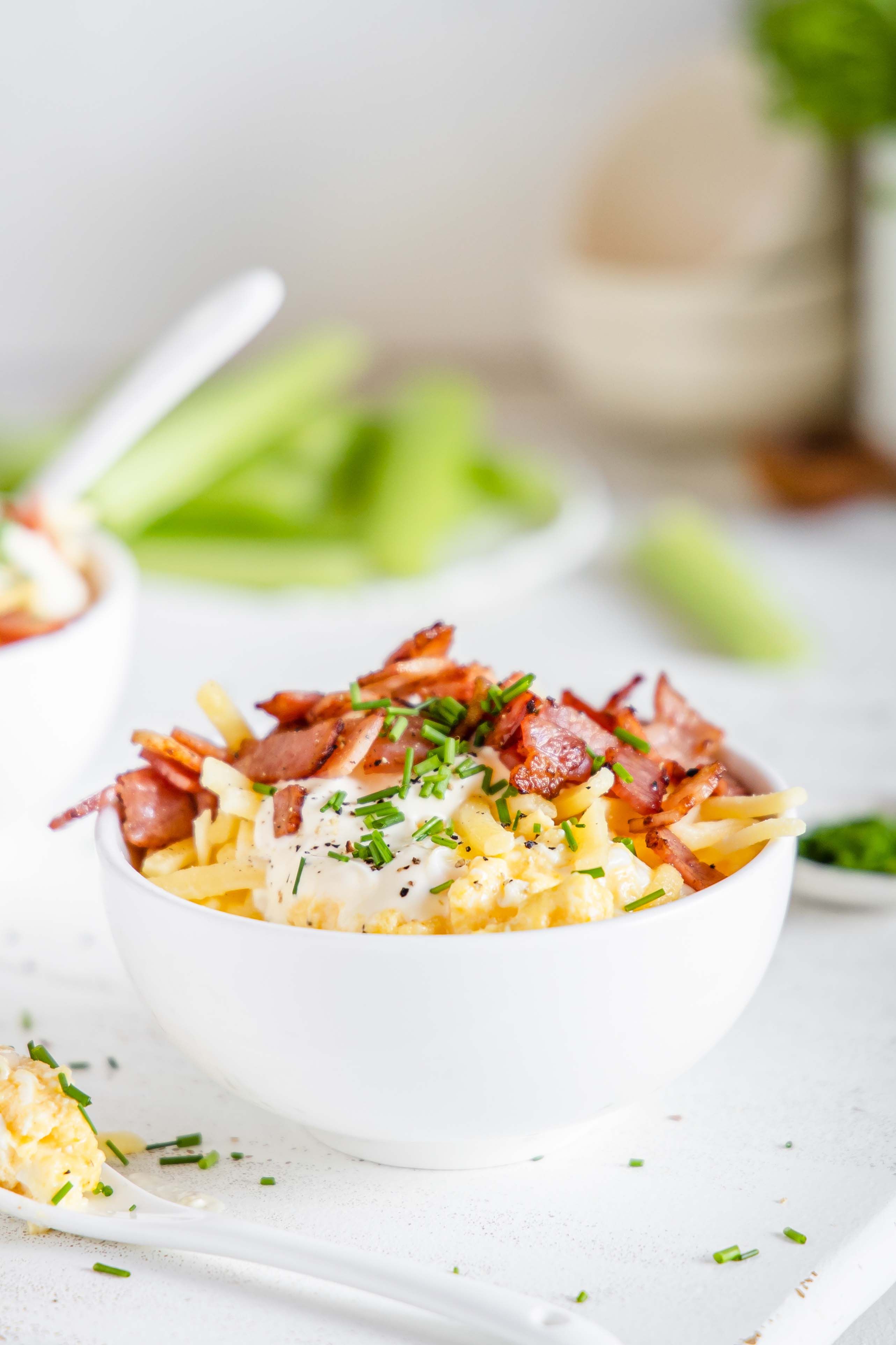 Bol de desayuno con huevo y bacon