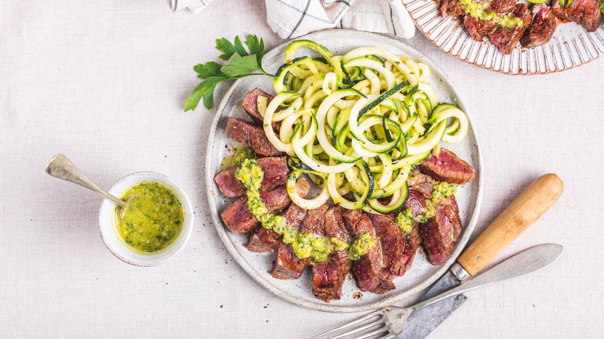 Filete al chimichurri con fideos de calabacín