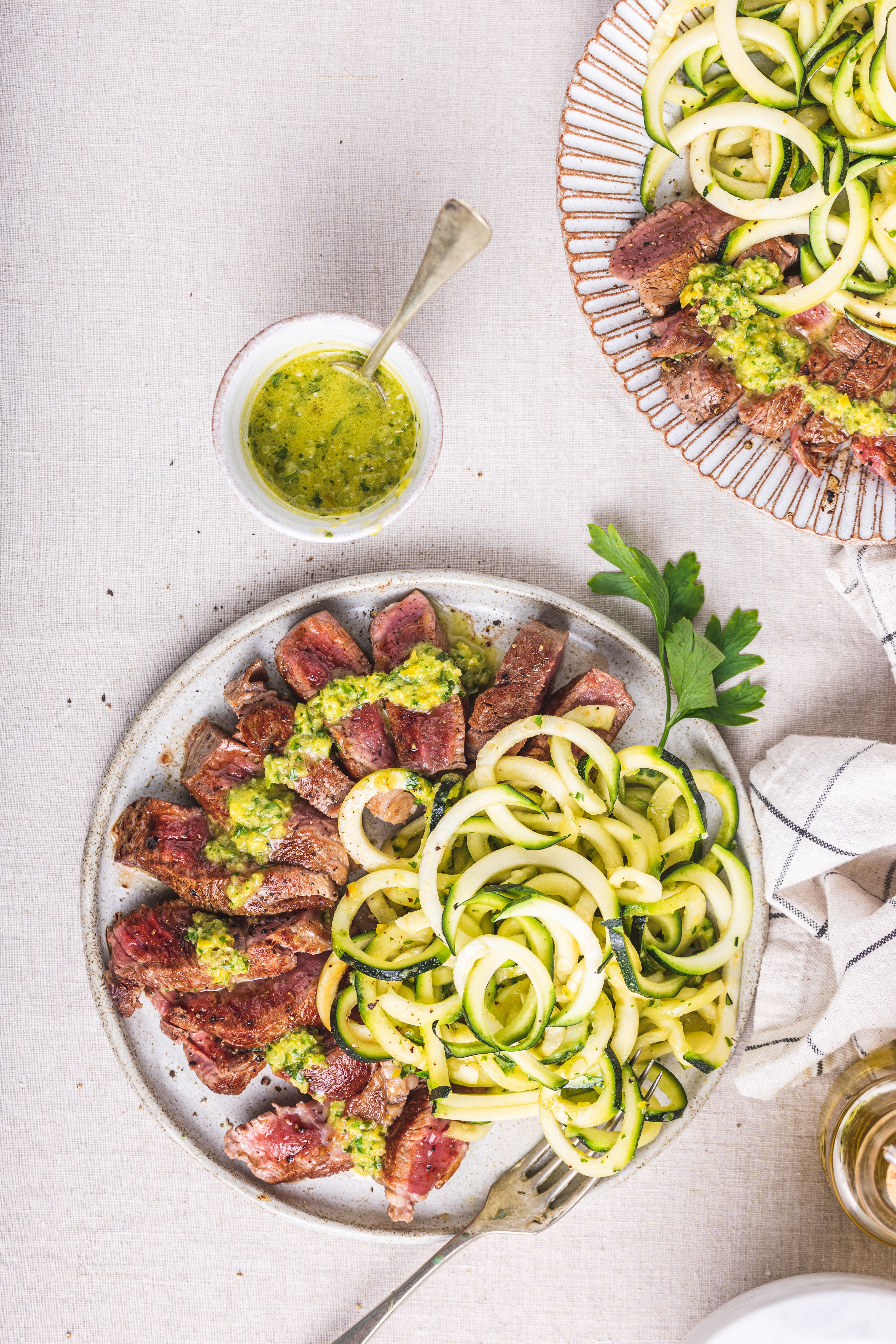 Filete al chimichurri con fideos de calabacín