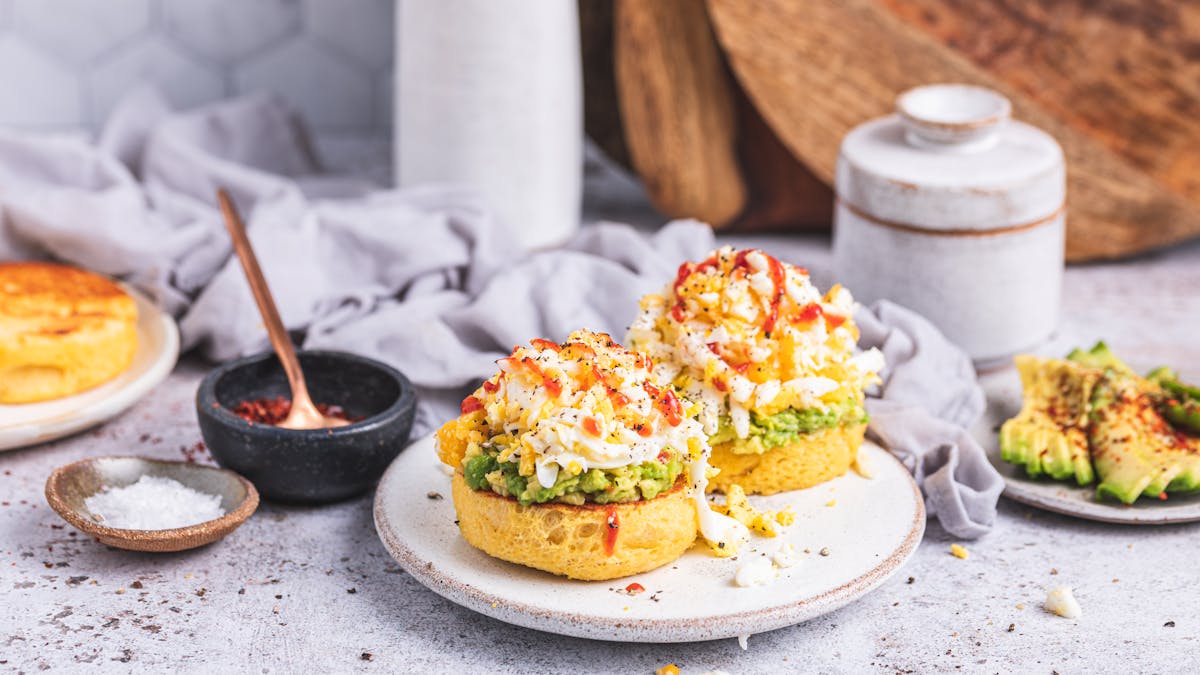 Tostada de aguacate con virutas de huevo en pan de taza proteico