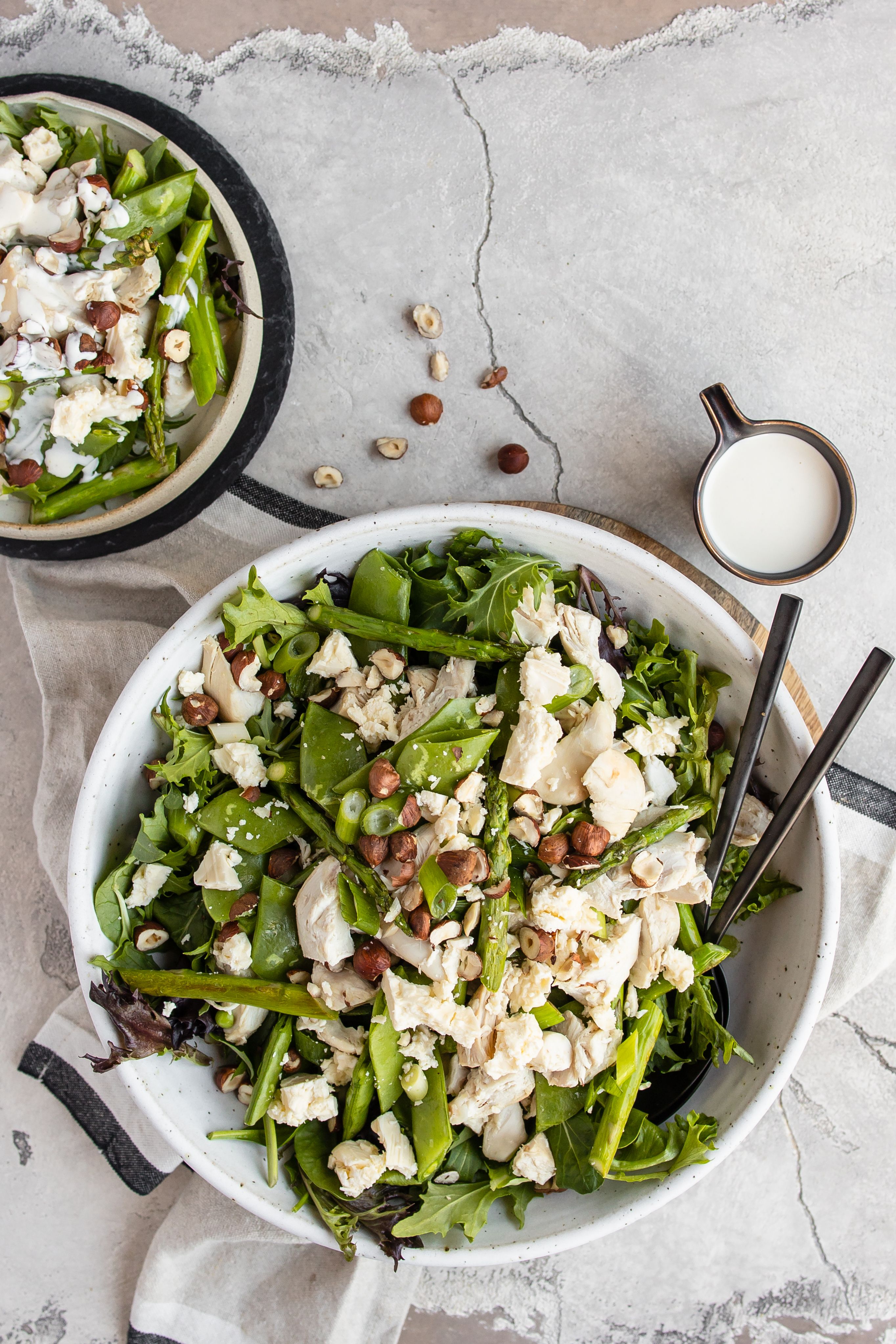 Ensalada de pollo, espárragos y feta