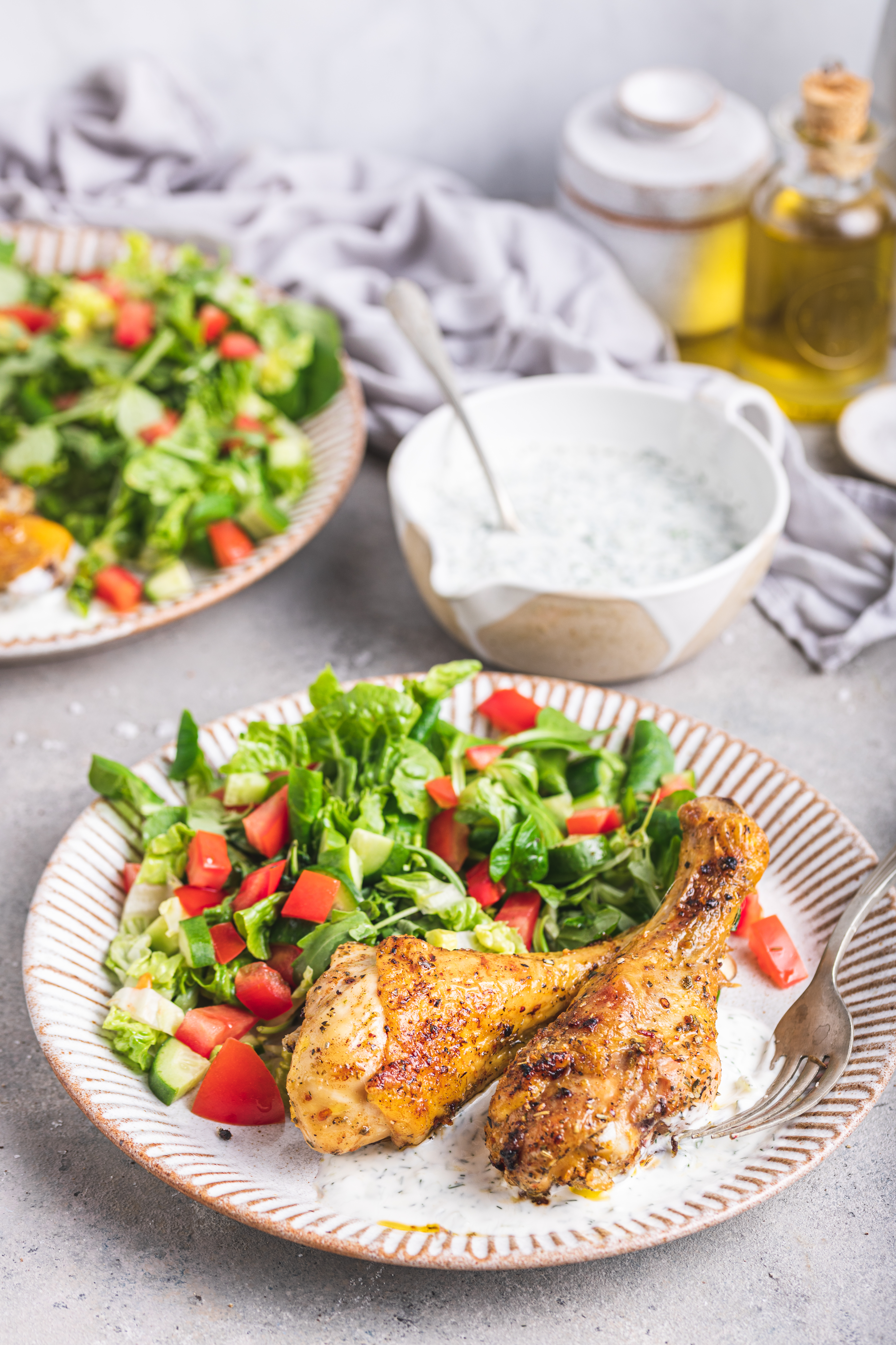 Muslos De Pollo Con Ensalada Y Tzatziki - Diet Doctor