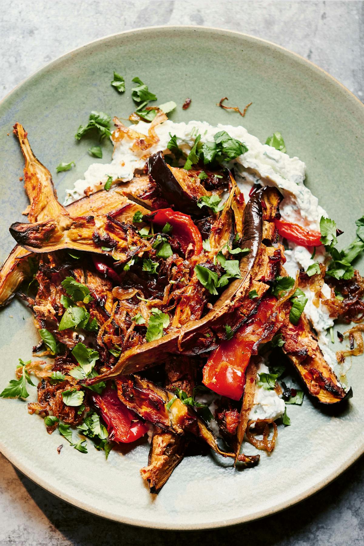 Berenjena al horno con cebolla frita y feta