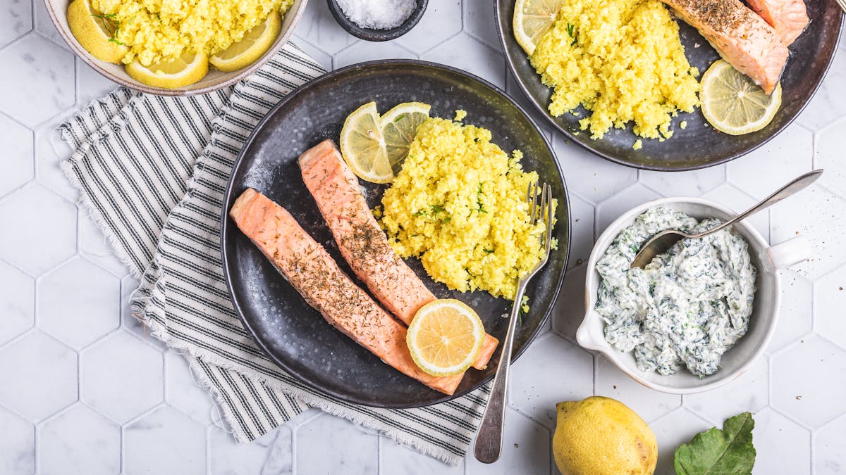 Salmón con arroz de coliflor y salsa de espinacas