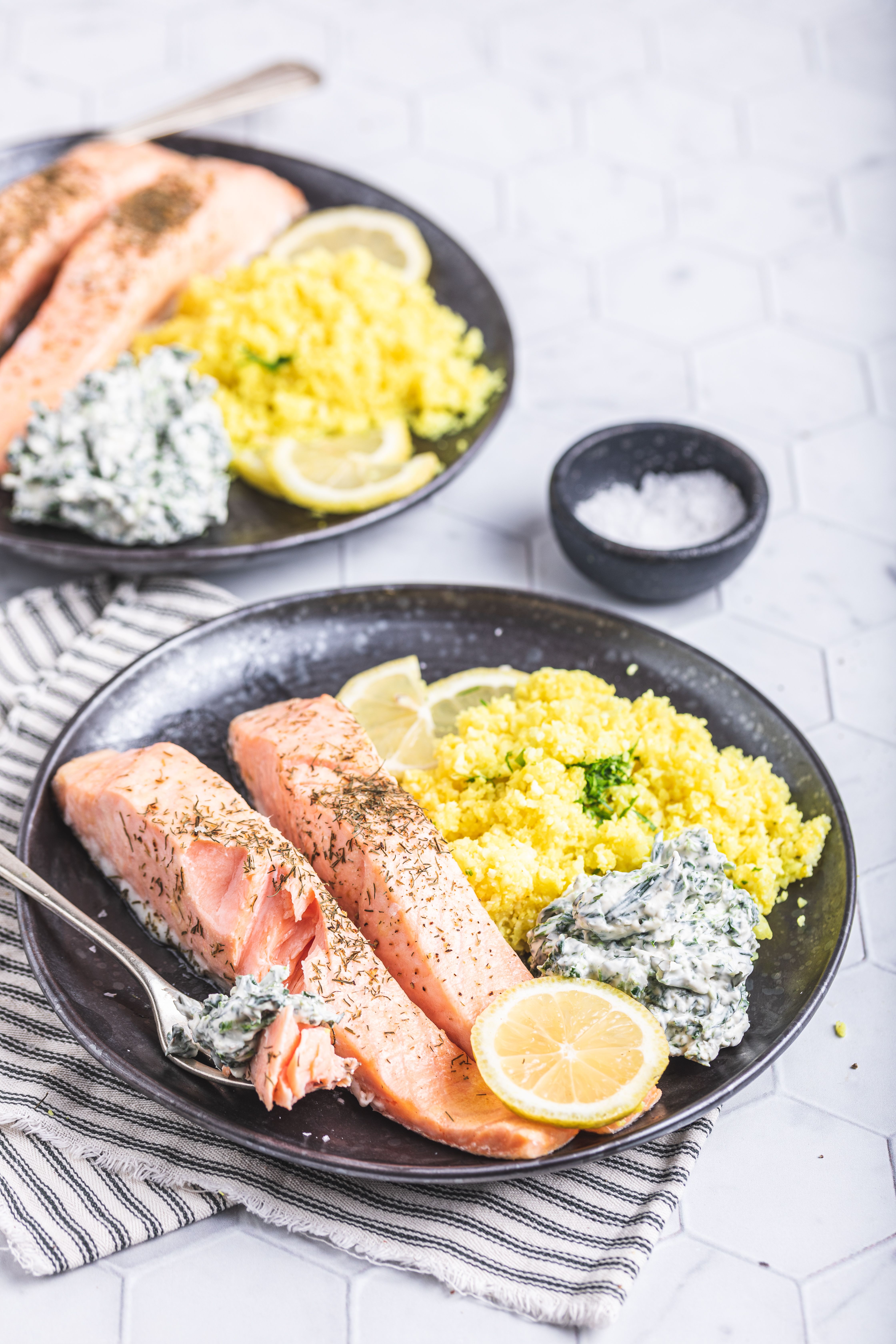 Salmón con arroz de coliflor y salsa de espinacas
