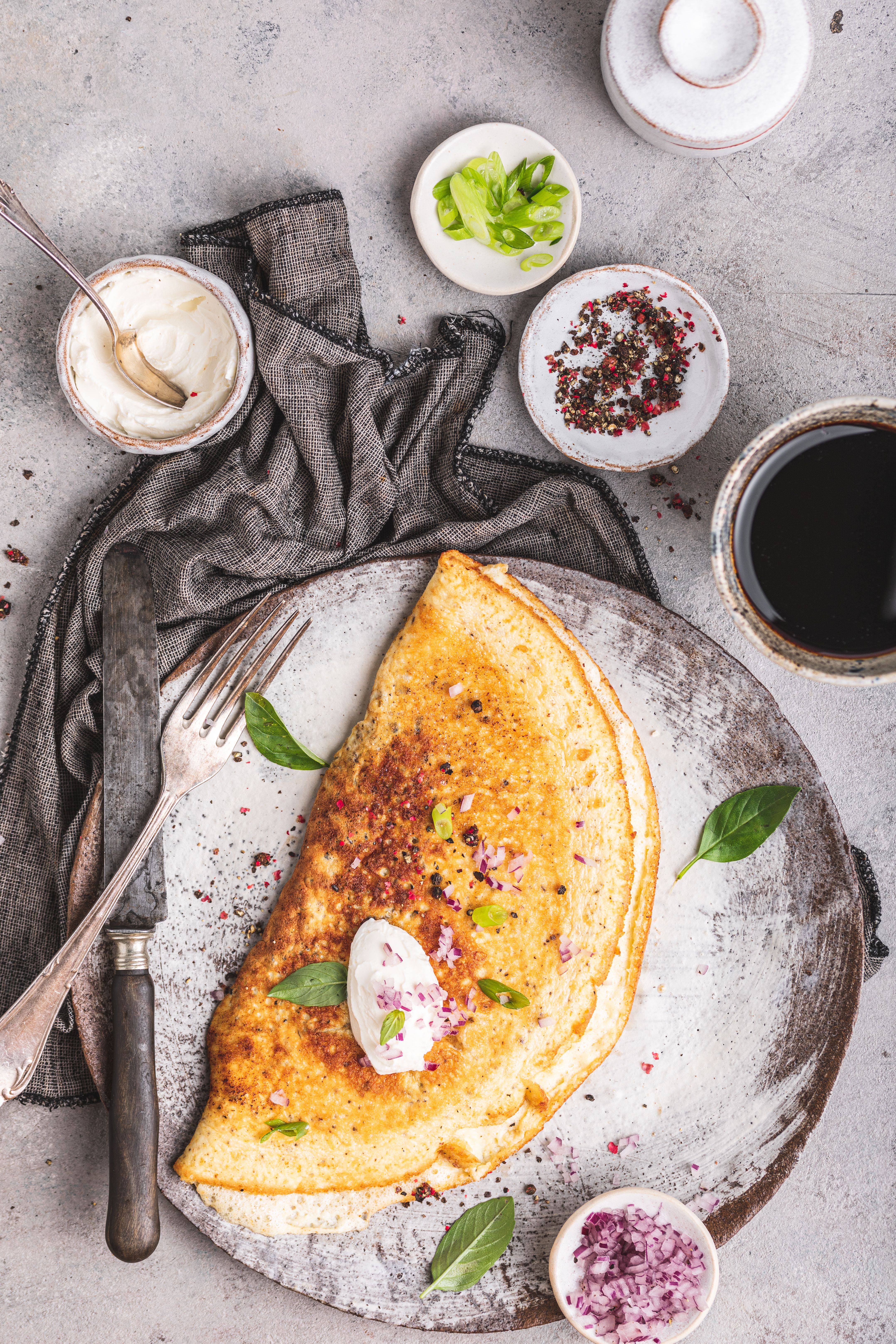 Tortilla con nata agria y cebolla morada