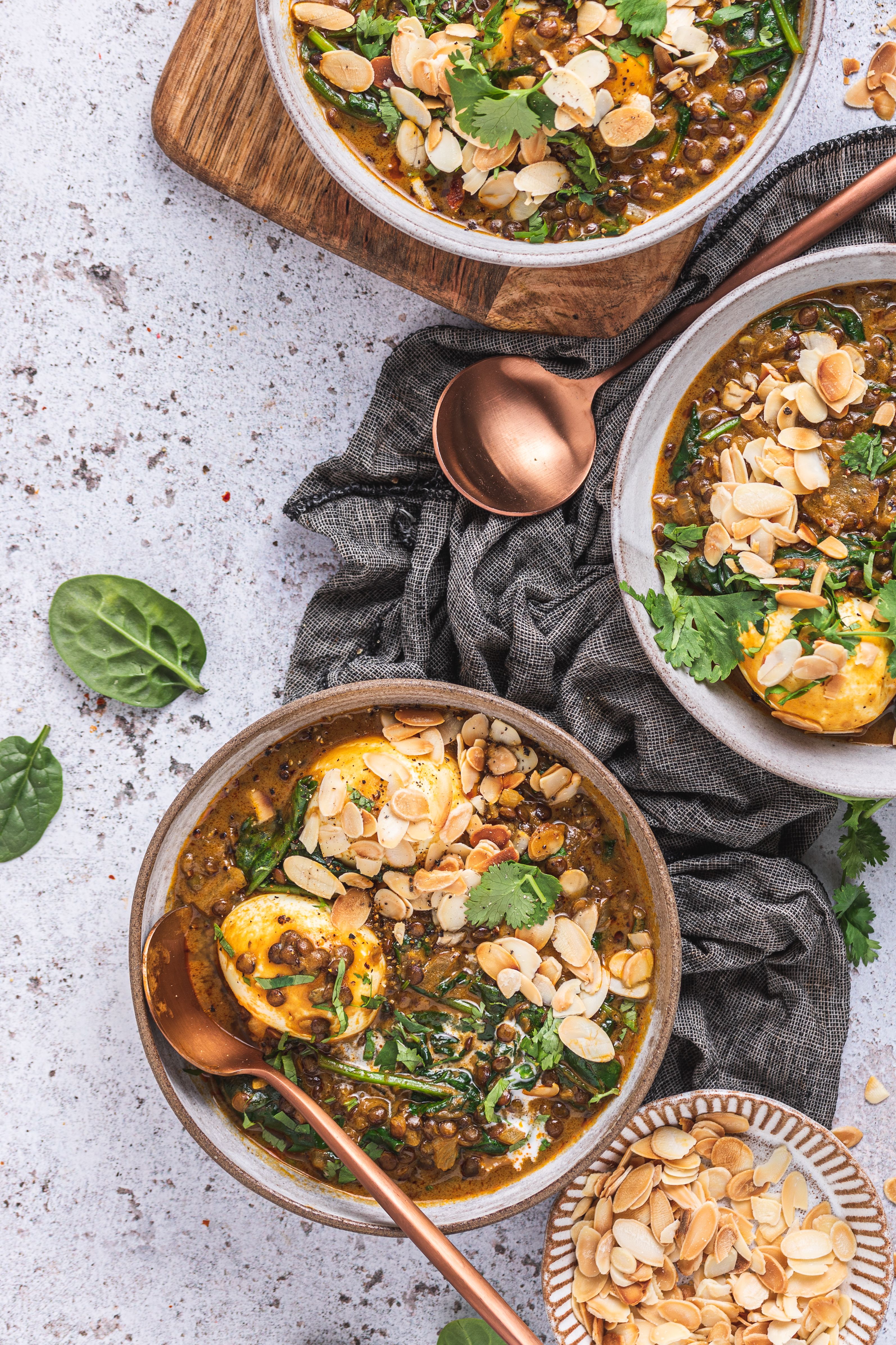 Curry de lentejas con coco y huevo