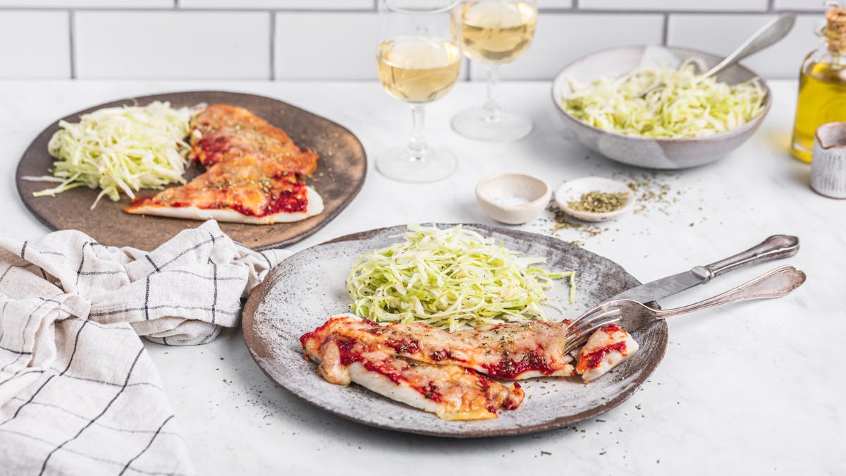 Pescado de pizza keto con ensalada de repollo