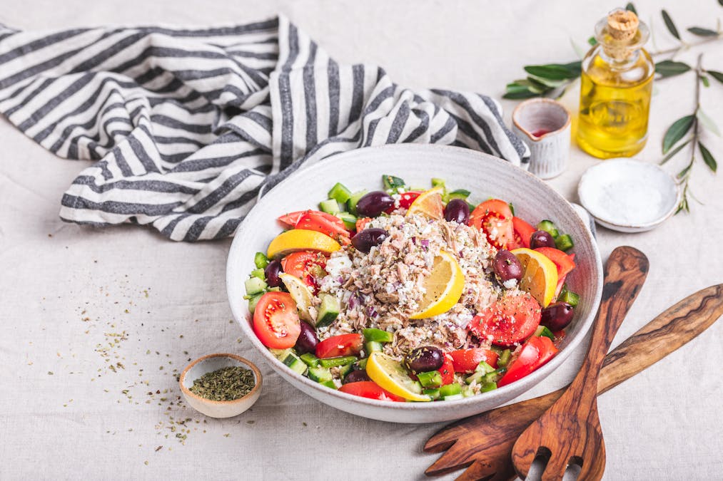 Ensalada griega de atún