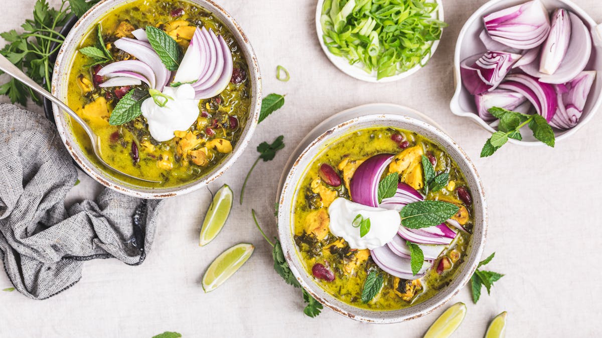 Estofado de pollo persa Ghorme sabzi