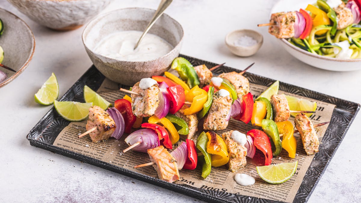 Brochetas de salmón multicolor estilo cajún