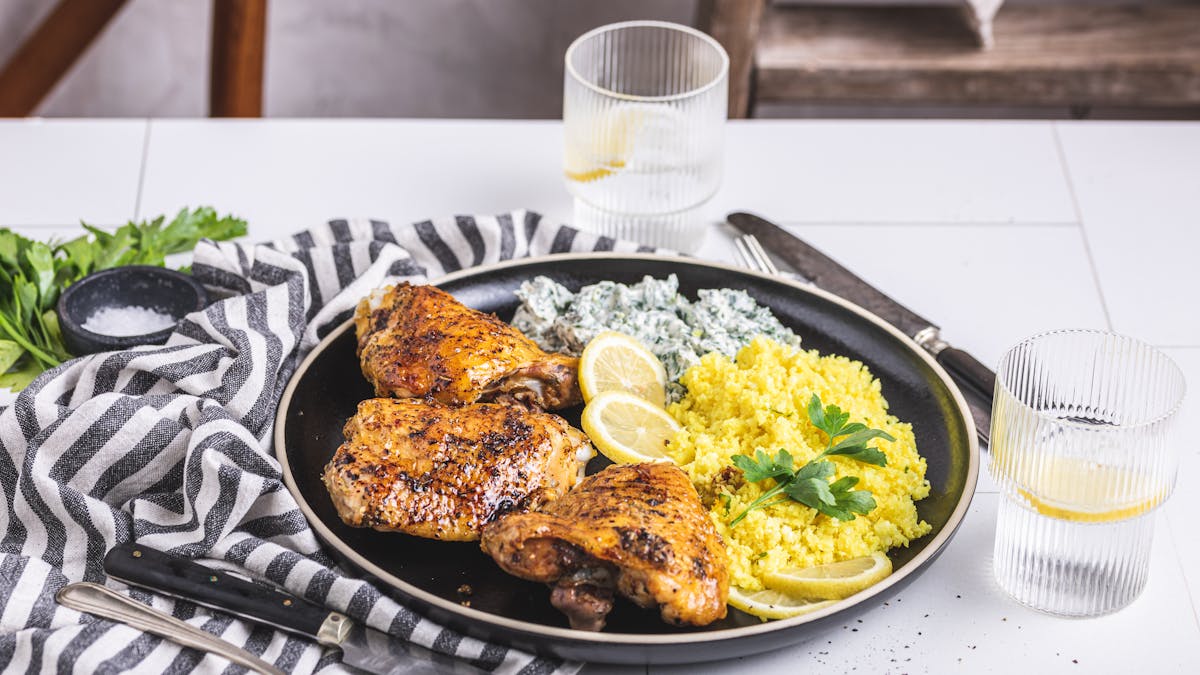 Muslos de pollo con "arroz" y crema de espinacas