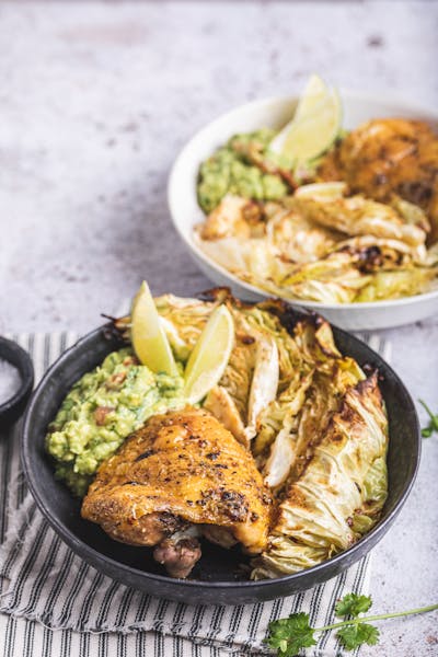Muslos de pollo asado con guacamole y repollo al horno