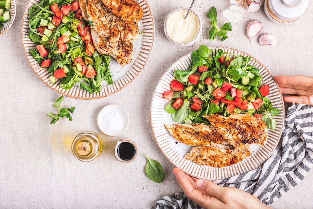 Pechugas de pollo a la sartén con ensalada y alioli