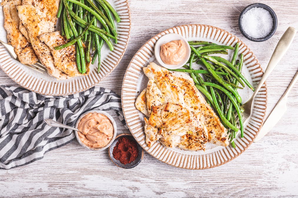 Pollo con "patatas" de judías verdes y mayonesa de chipotle