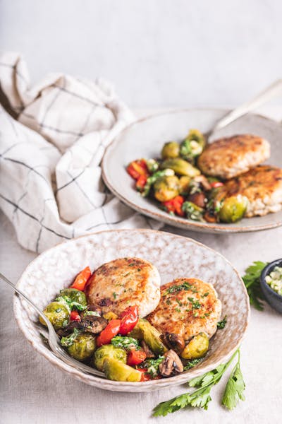 Hamburguesa de pavo con verduras al horno y mantequilla de ajo