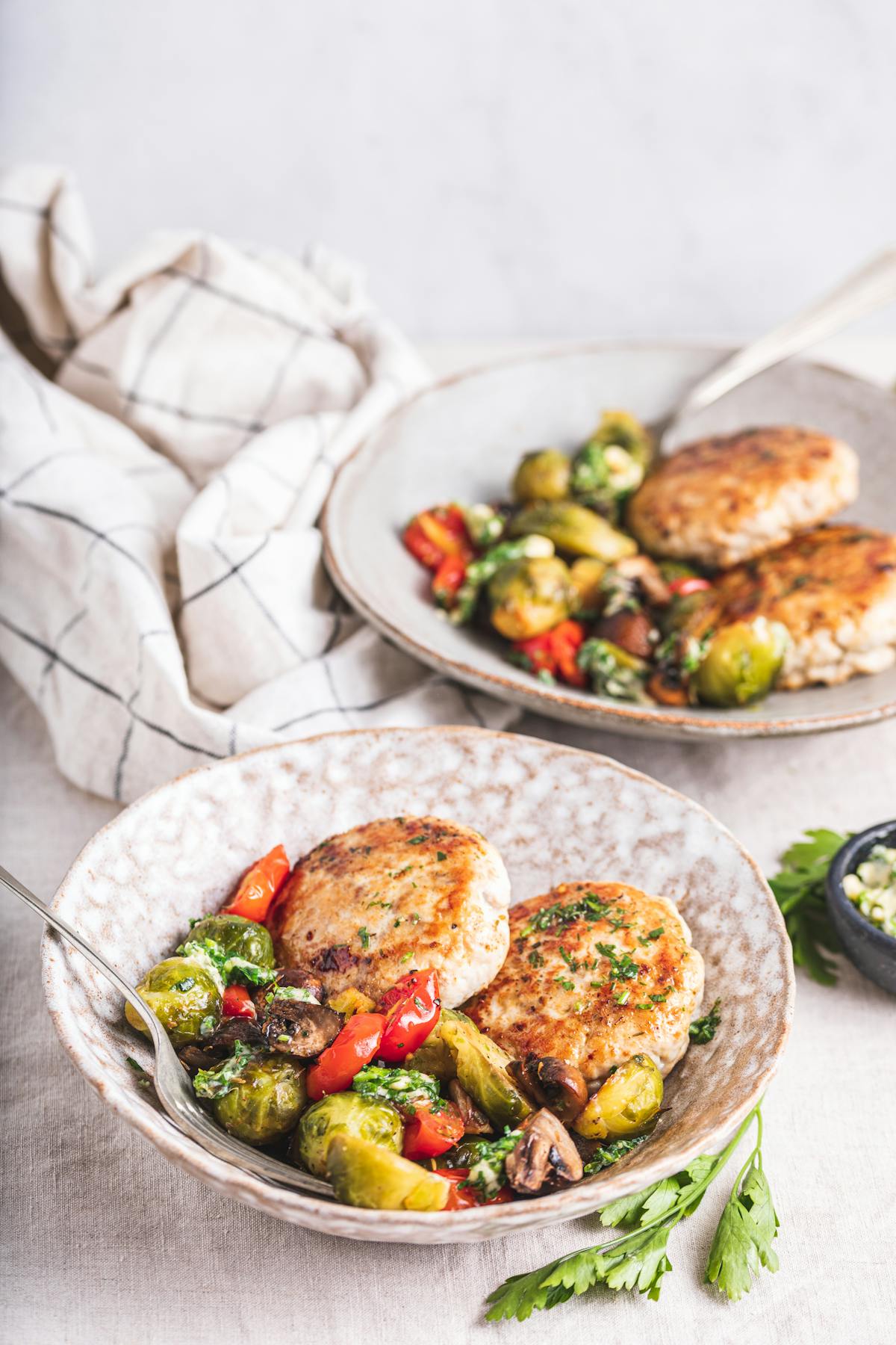 Hamburguesa de pavo con verduras al horno y mantequilla de ajo