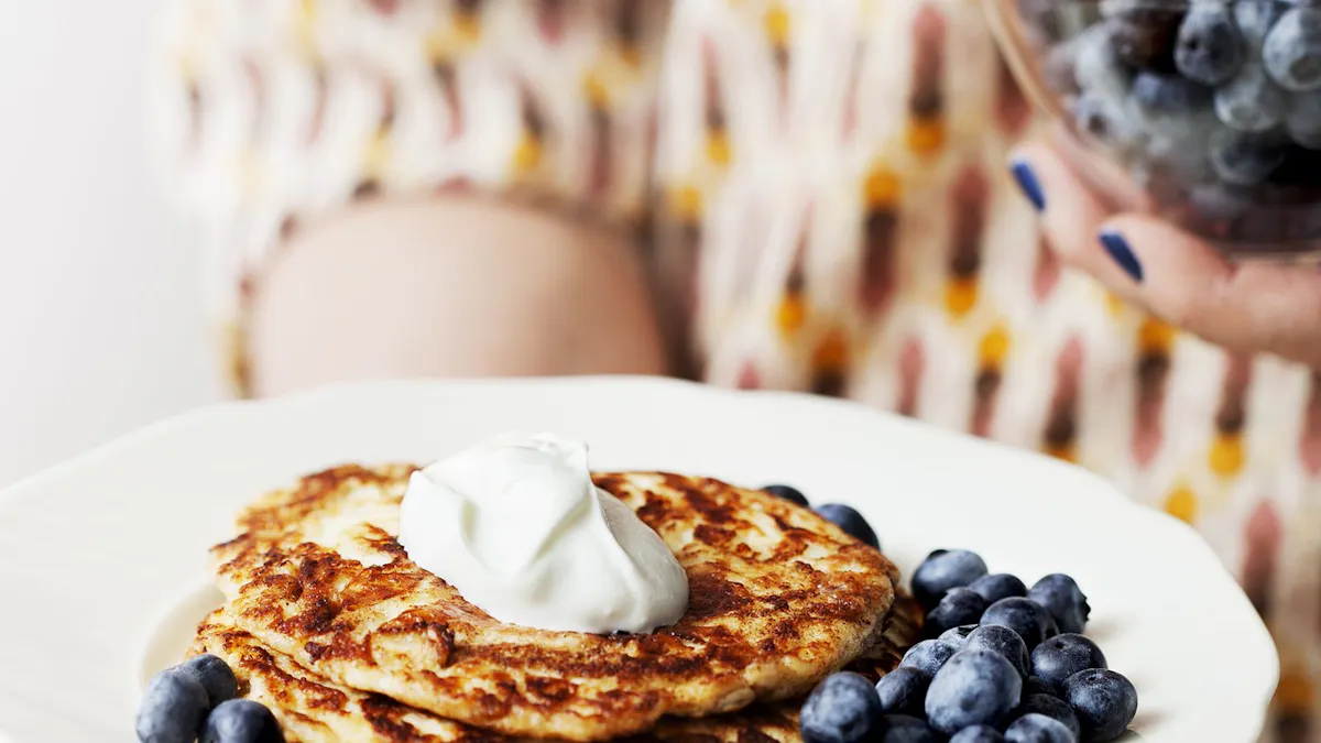 Kesoplättar med bär och vispgrädde