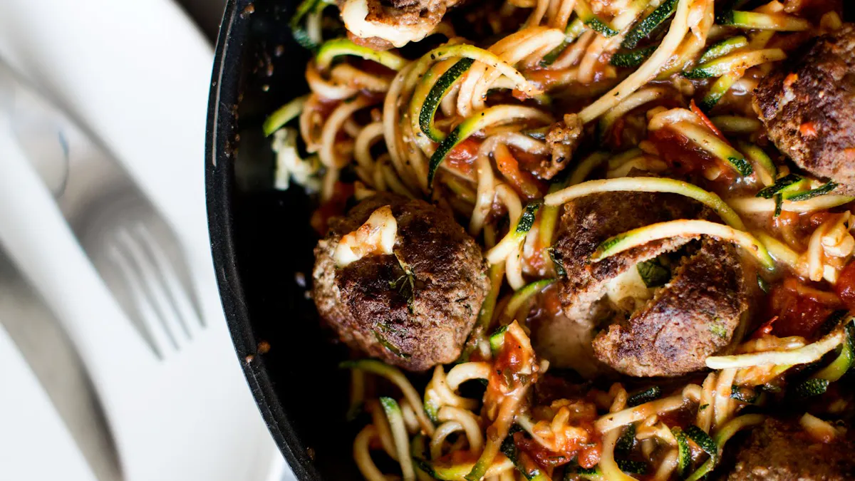 Mozzarellafyllda köttbullar i tomatsås med LCHF-zucchinipasta