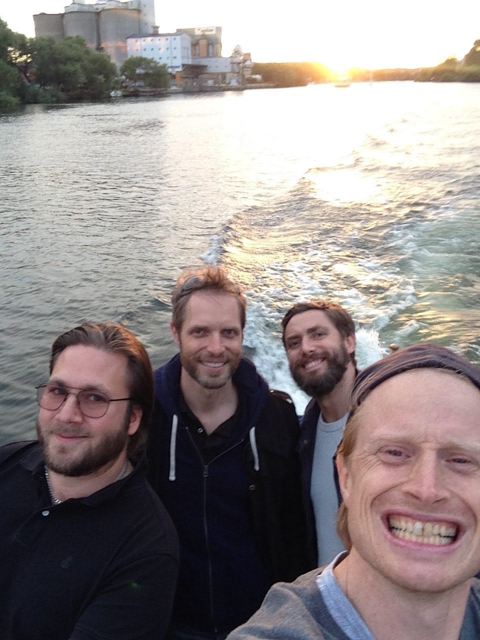 Åker med Alex båt runt vackra Stockholm. Från vänster, Alex (kapten), Andreas, Johan och Bjarte