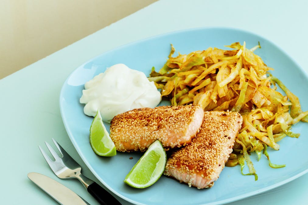 Sesamlax med currykål och limeaioli
