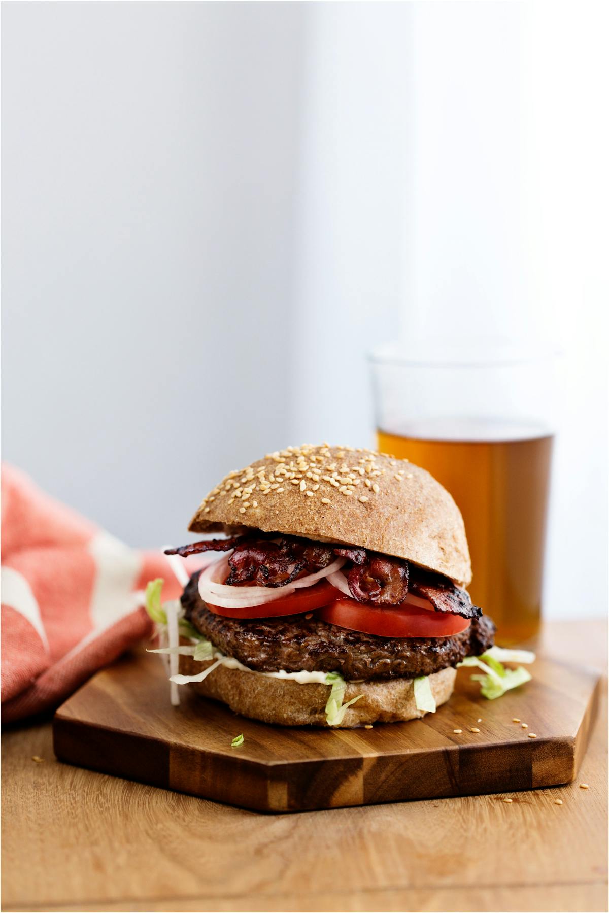 Klassisk hamburgare med LCHF-bröd